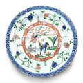 Plat en porcelaine bleu blanc et de la Famille Verte Dynastie Qing, époque Kangxi (1662-1722)