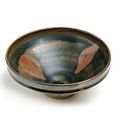 Bol en céramique du Hunan émaillé brun rouille et reflets bleutés. Chine, période Song, XIIe siècle. 