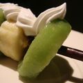 Brochette de bananes/kiwis sur MIKADO et crème chantilly vanillée 