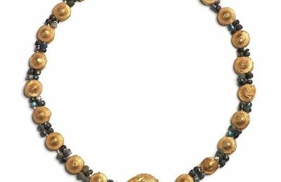 Collier antique composé de 20 petits médaillons en feuilles d'or, époque hellénistique tardive, Ier s. av J.-C.