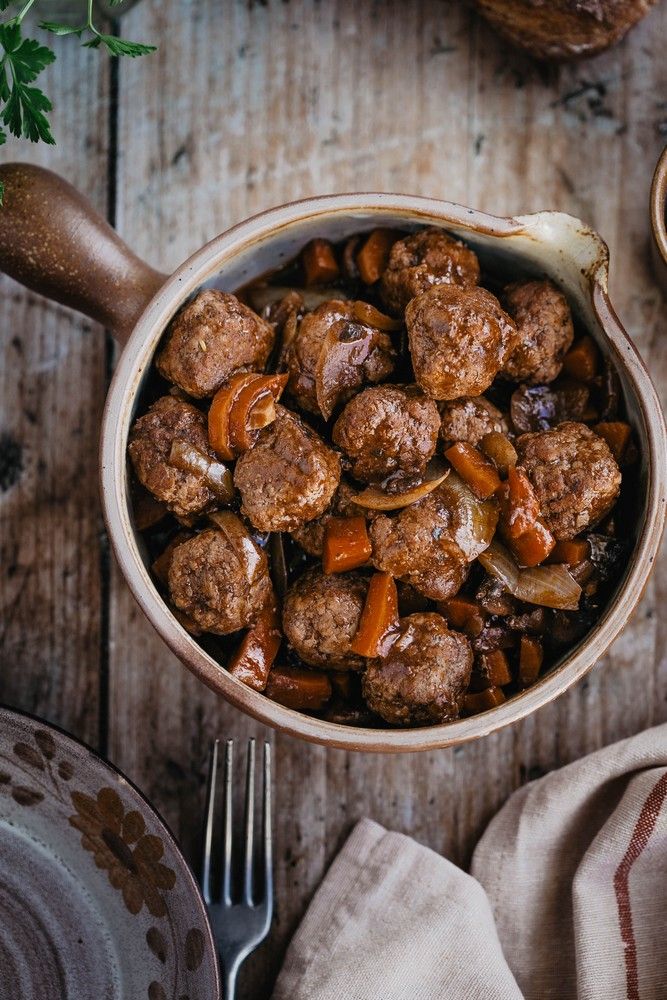 boulettes de boeuf, viande hachée, façon bourguignon, facile, plat en sauce, plat réconfortant, recette hiver, carottes, champignons, lardons, vin rouge, réchauffé c'est meilleur