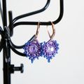 Boucles d'oreille violettes et bleues en perles de cristal et délcias tissés.