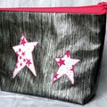 De la toile cirée irisée ... des étoiles fuchsia ... une trousse à maquillage élégante et girly !