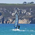 Windsurfeurs, kiteur et wingfoileur sur le spot de Goulien, en presqu'île de Crozon le 23 juin 2021 après-midi
