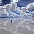 Miroir géant dans le désert de sel de Salar de Uyuni En Bolivie