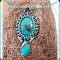 Création : pendentif cabochon en turquoise brodé