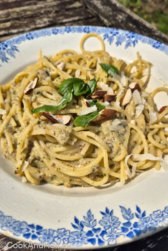 Pâtes au basilic et amandes grillées