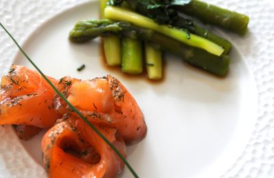 Saumon gravlax et asperges vertes :