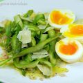 Tagliatelles d'asperges vertes, oeufs mollets et parmesan