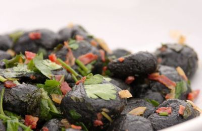 Gnocchis à l’encre de seiche, aux citrons confits, au chorizo et aux herbes fraiches