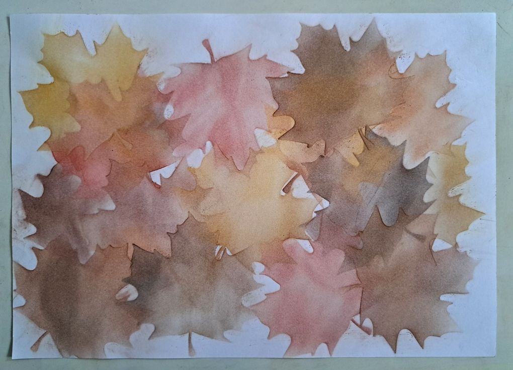 Avec la grande feuille d'arbre