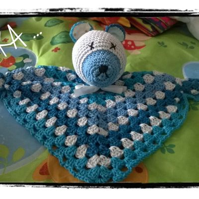 Un petit ours bleu ...