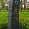 La stèle Yves Carric dans le parc du Plessis-Bouchard