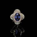 Très belle bague en platine centrée d'un saphir bleu-violet