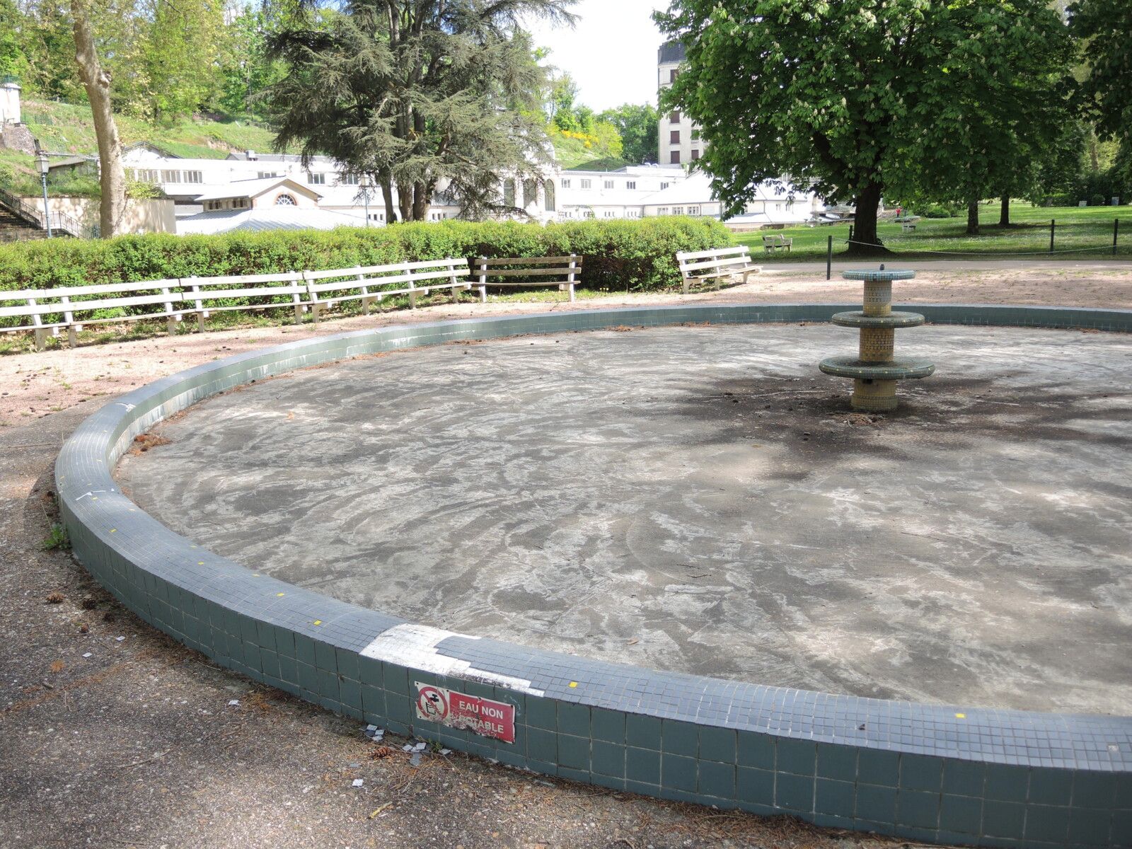 Saint-Honoré-les-Bains, établissement thermal, parc, bassin. (58)