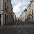 Très belle perspective formée par les obliques des batiments, les rails du tram, la rue et le file du tram