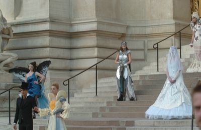 2010 PREMIERES MONDIALES LACHE DE BALLONS OPERA DEFILE SUR LES CHAMPS ELYSEES DURANT LA FASHION WEEK HAUTE COUTURE