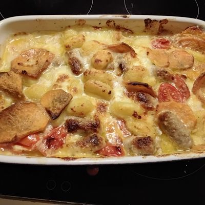 Gnocchi gratinés, chipolata et sauce au fromage 