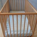 Lit bébé en bois et matelas neufs