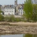 Petites touches vertes sur les quais du Chatelet, Beffroi au loin