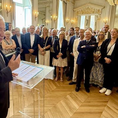 GÉRARD LARCHER DEVANT LES MAIRES : LE BOULET DE LA SUPPRESSION DE LA TAXE D’HABITATION.