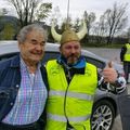 Pierre Perret avec un gilet jaune