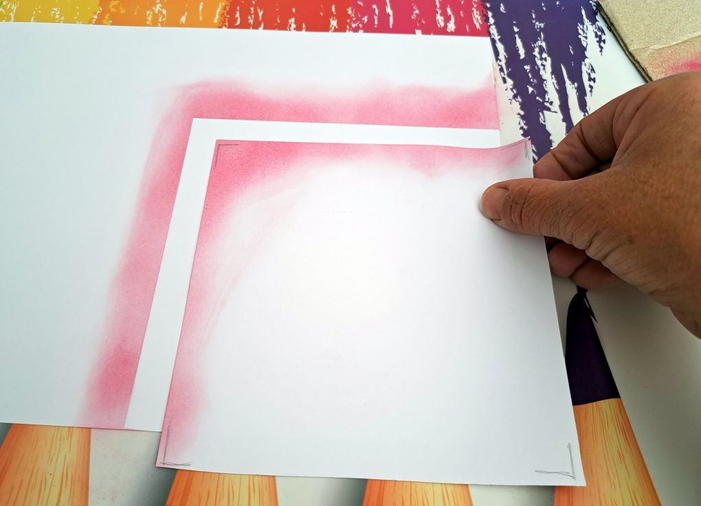 Le cache (ici carré) est glissé (translation) à chaque changement de couleur de pastel.