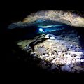 Plongez dans une minuscule grotte sous-marine