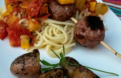 Nids de spaghettis, brochettes de viandes, concassé de tomates courgettes, patates nouvelles à l'huile d'olive / La plancha ENO