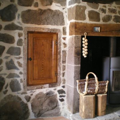 Placard dans une niche en pierre