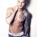 Le styliste de M. Pokora pour l'émission "Belle toute nue"