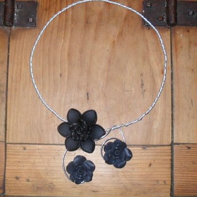 Collier en fil d'aluminium, fleur acrylique et fleurs fimo en vente dans ma boutique alittlemarket...
