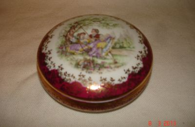 Bonbonnière porcelaine "scène de galanterie"