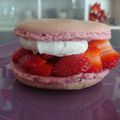 Macaron géant coeur crème fraiche et fraises fraiches