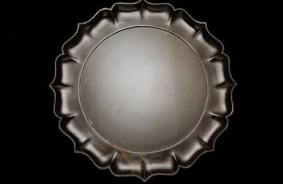 A large brown lacquer eight-lobed dish. Song/Yuan Dynasty