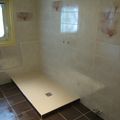 salle de bain avec douche italienne hors sol bac type wedi 