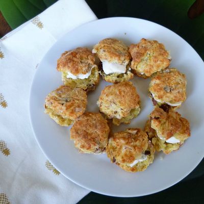 Mini-scones au comté, lardons et noix de pécan