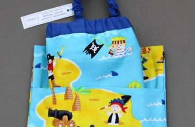 Serviette de table enfants cou élastiqué Petits pirates et sa pochette assortie - Lilooka