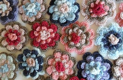 Cadeaux de Noël: Des broches à crochet/Regalos de Navidad:  Unos broches de ganchillo