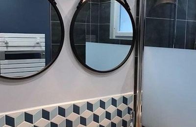 Une salle de bain en gris, bleu et bois