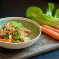 Wok de chou pak choi, carottes, escalope de veau et noix de cajou