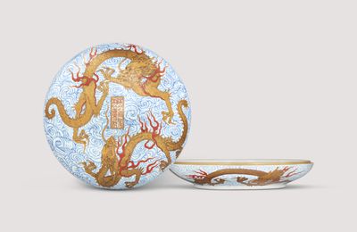 A fine underglaze blue and iron-red decorated seal paste box and cover, Maoqindian mark in gilt and iron red, Jiaqing mark and period (1796-1820)