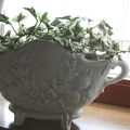  Ravissante vasque ancienne en fonte avec motif en relief fleurs, couronne d'olivier et noeuds patiné 