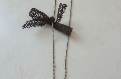 sautoir bronze cabochon corset petit noeud dentelle chocolat