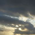 Rayons crépusculaires sortants d'un stratocumulus