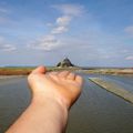 jeux de mains sur le barrage-le mont saint Michel