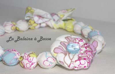 collier boule en tissu pastel fleuri et sa fleur bouton (perle bois brut) 