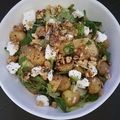 Salade de grenailles à la pomme, chèvre, noix avec une salade mixte au miel