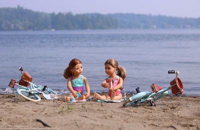 Les filles à la plage et la fumée des feux de forêt