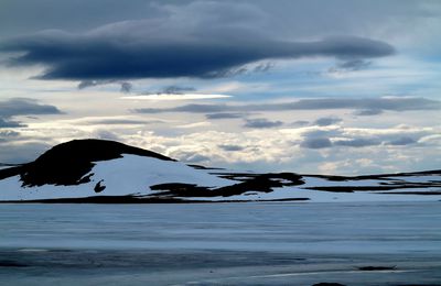 Paysages sublimes dans la végétation arctique , territoire des rennes